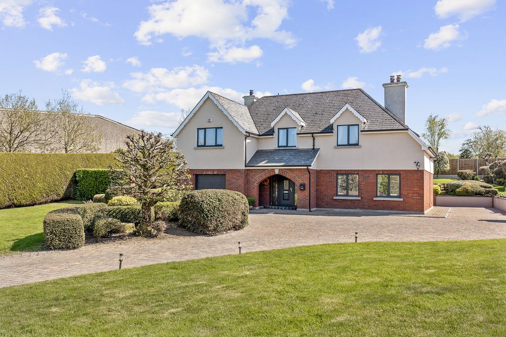 Property photo 2 of 27