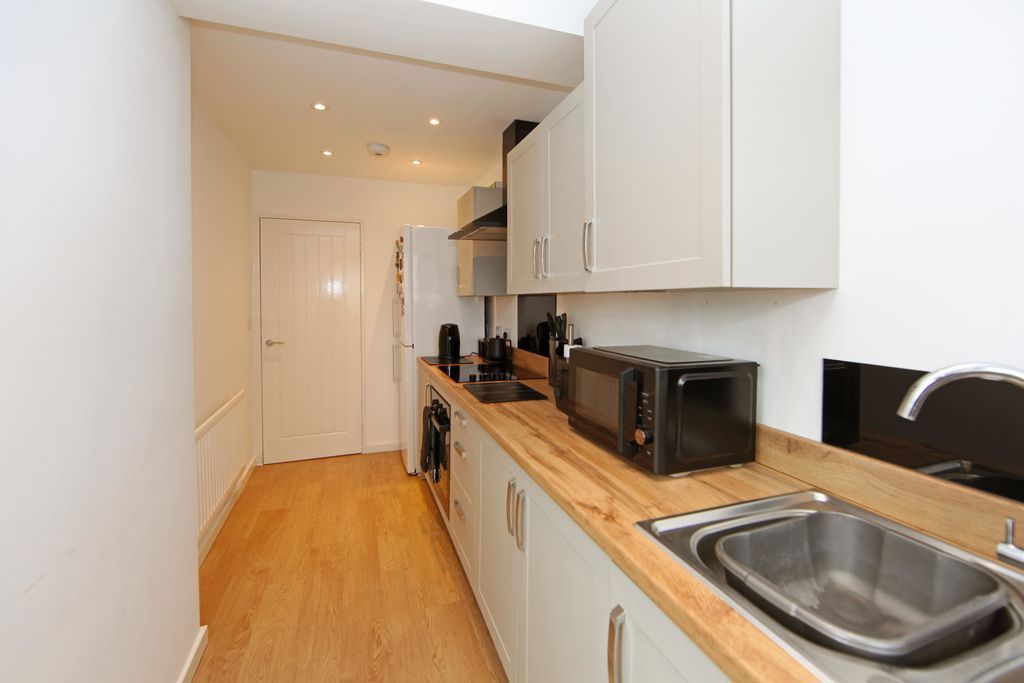Property photo 3 of 17 Photo 6