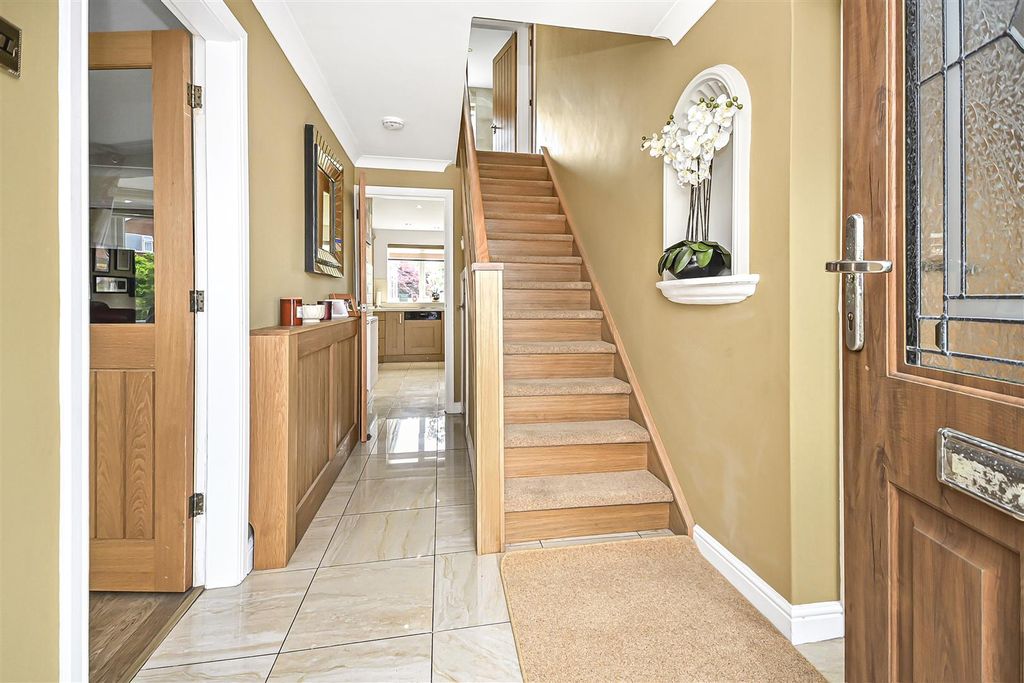 Property photo 2 of 37 12 Ilkeston Drive Entrance Hall.Jpg