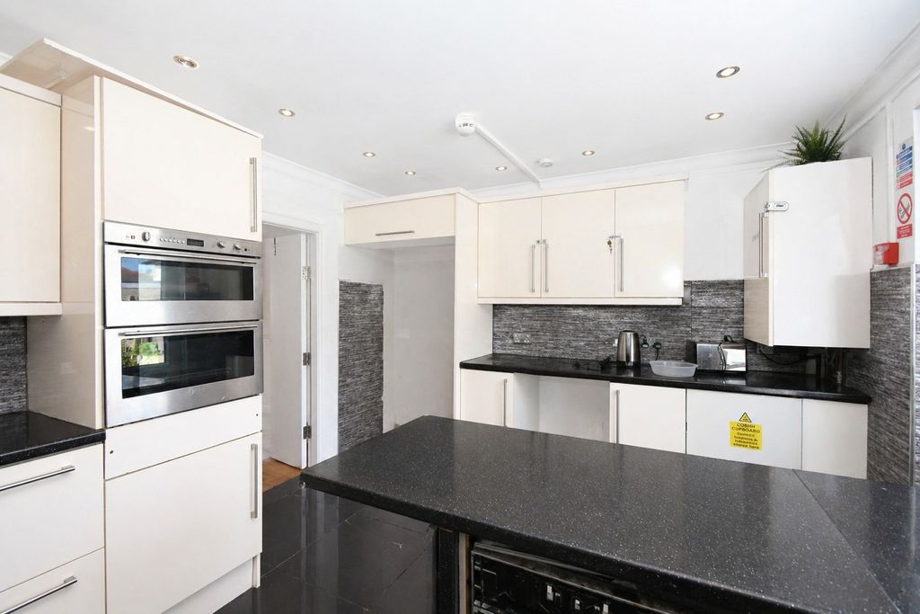 Property photo 2 of 11 5113351