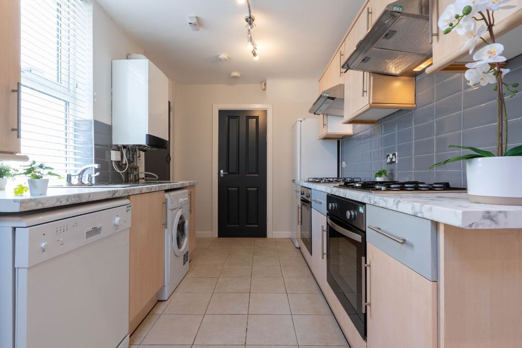 Property photo 2 of 6 155Cr - Kitchen