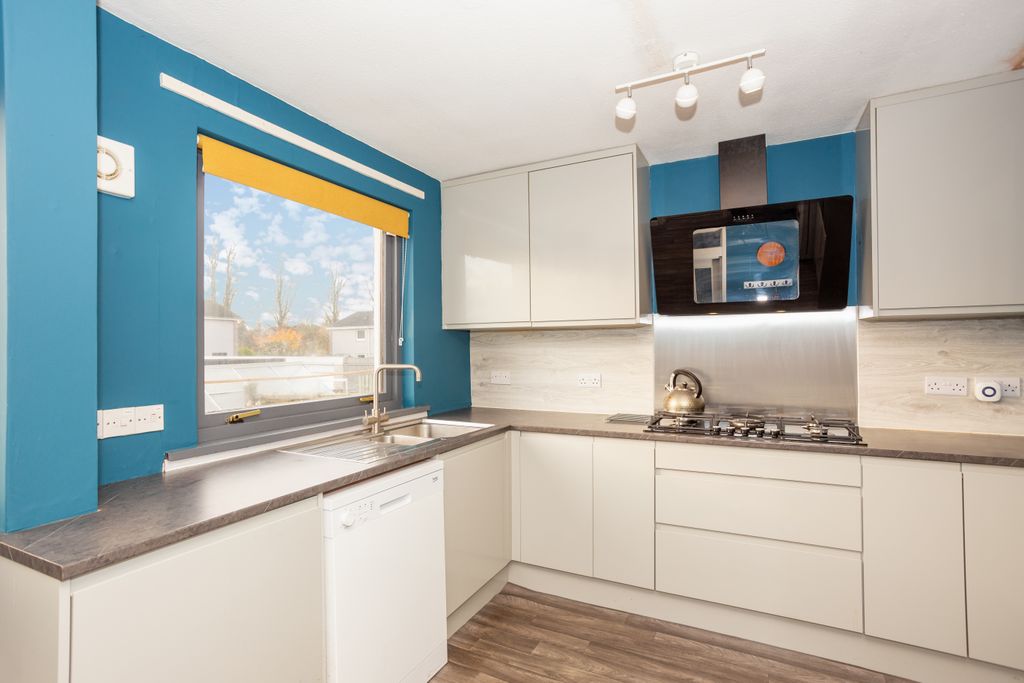 Property photo 2 of 27 Modern Fitted Kitchen