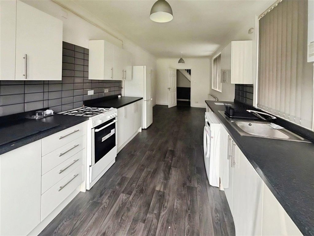 Property photo 3 of 8 Kitchen