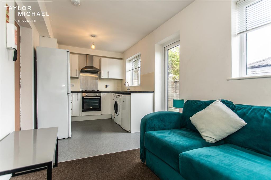 Property photo 2 of 22 Livingroom