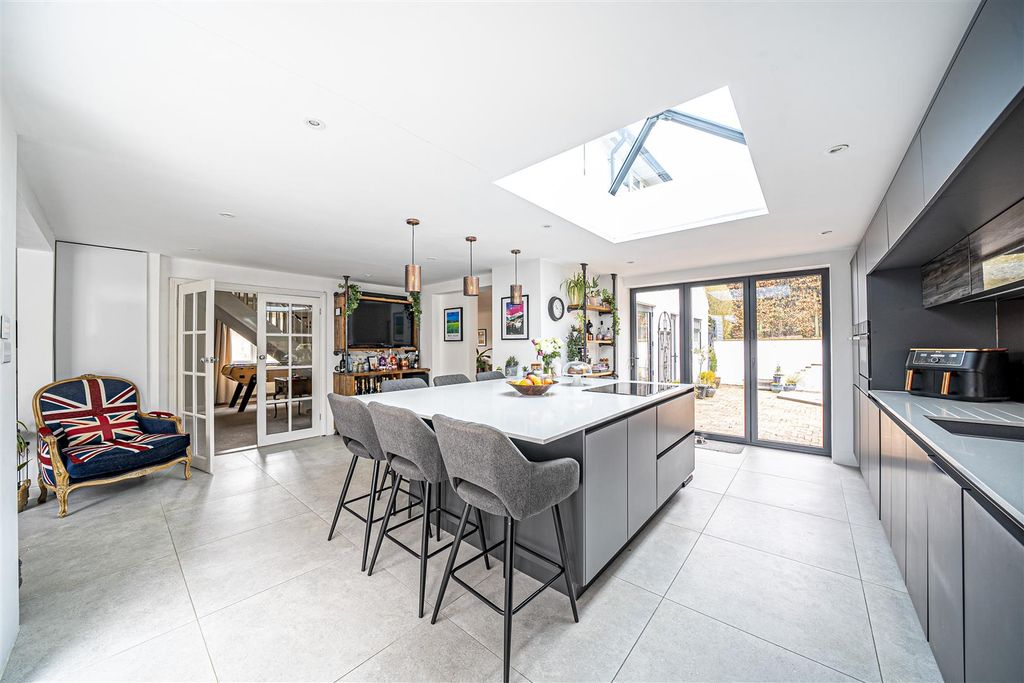 Property photo 2 of 16 Kitchen/Breakfast Room