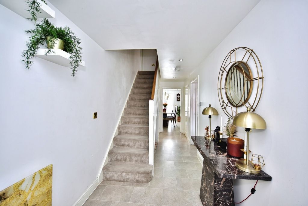 Property photo 2 of 18 Entrance Hallway