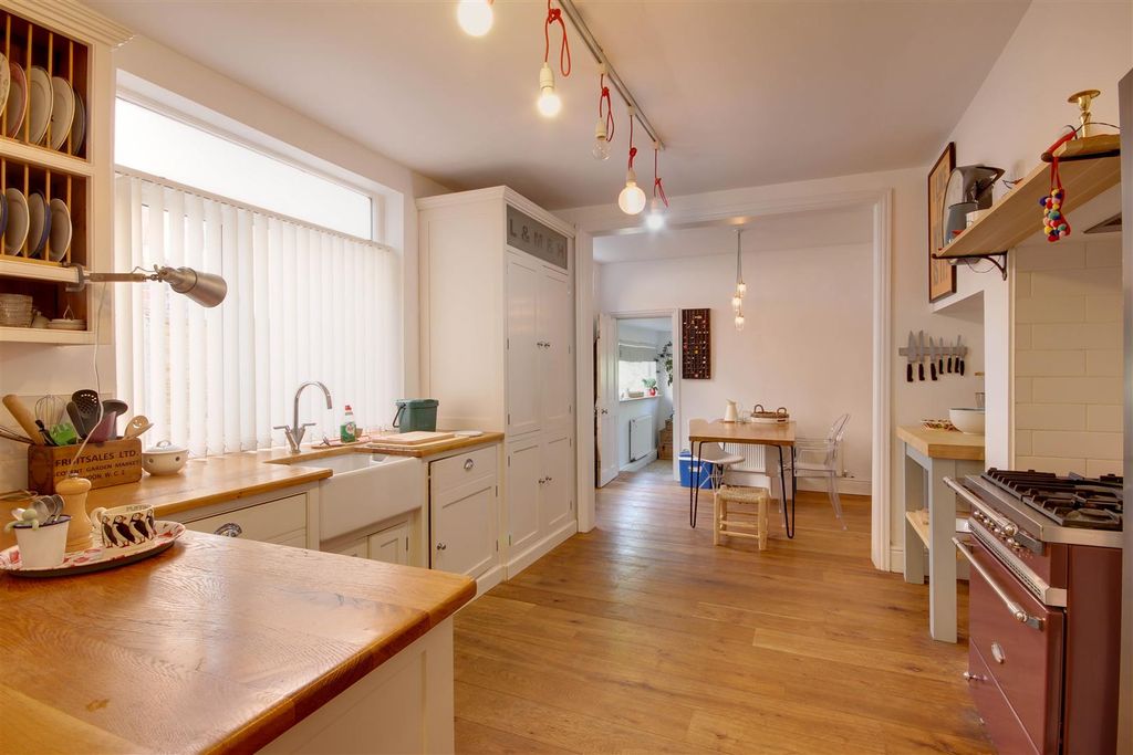 Property photo 2 of 16 Dining Kitchen