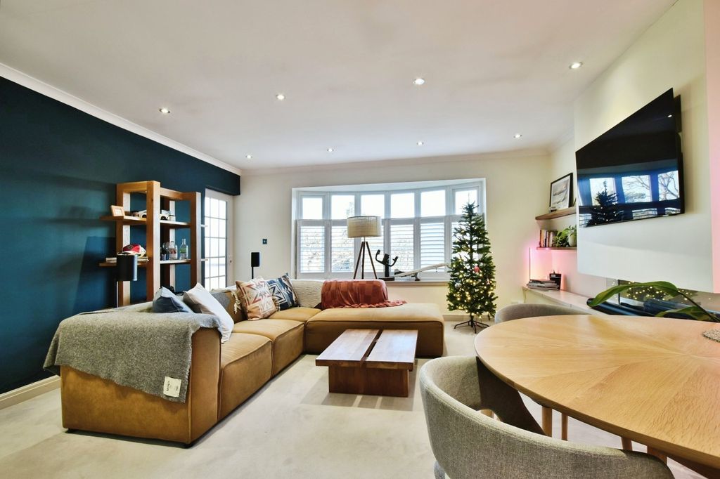 Property photo 1 of 13 Lounge