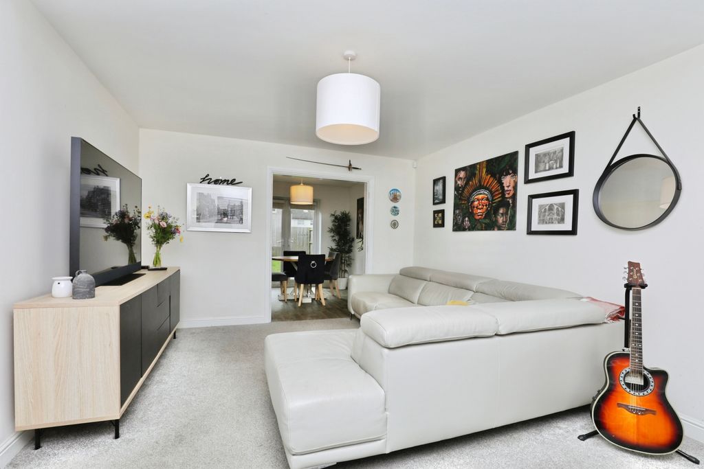 Property photo 3 of 20 Lounge