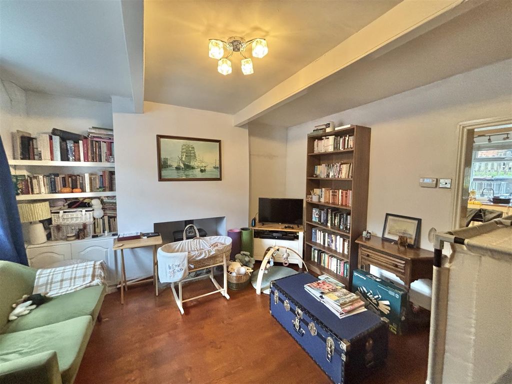 Property photo 3 of 11 Lounge