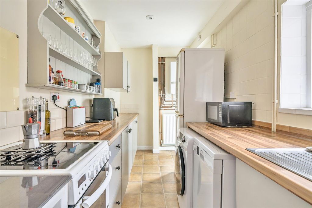 Property photo 3 of 19 Kitchen