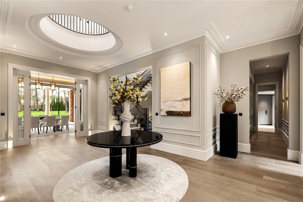 Property photo 3 of 35 Entrance Hall