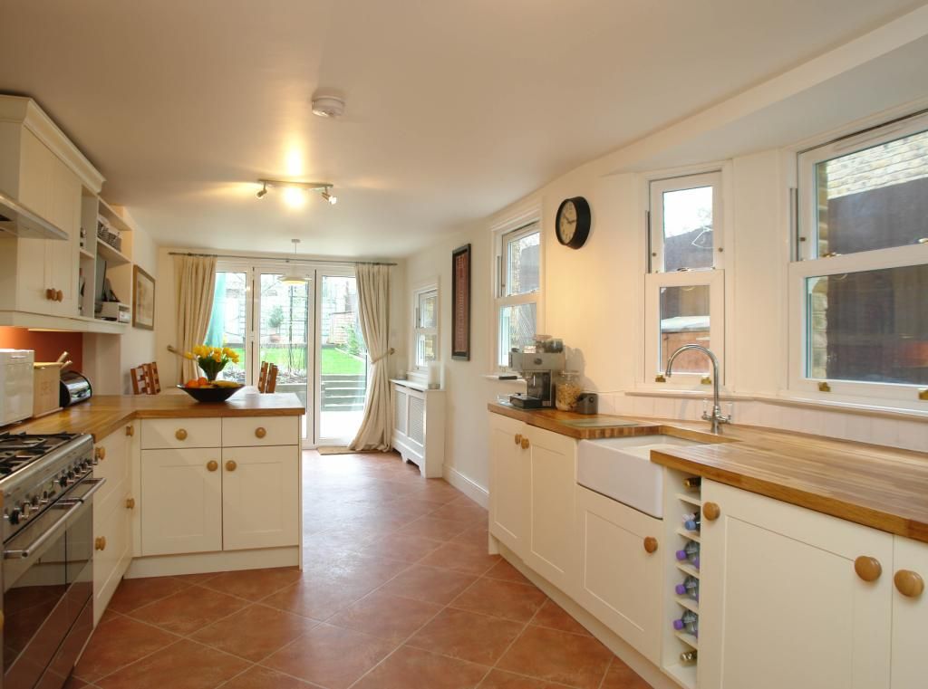 Property photo 3 of 10 Kitchen