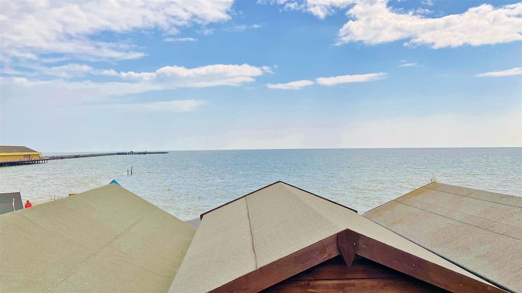 Property photo 2 of 8 Beach Hut