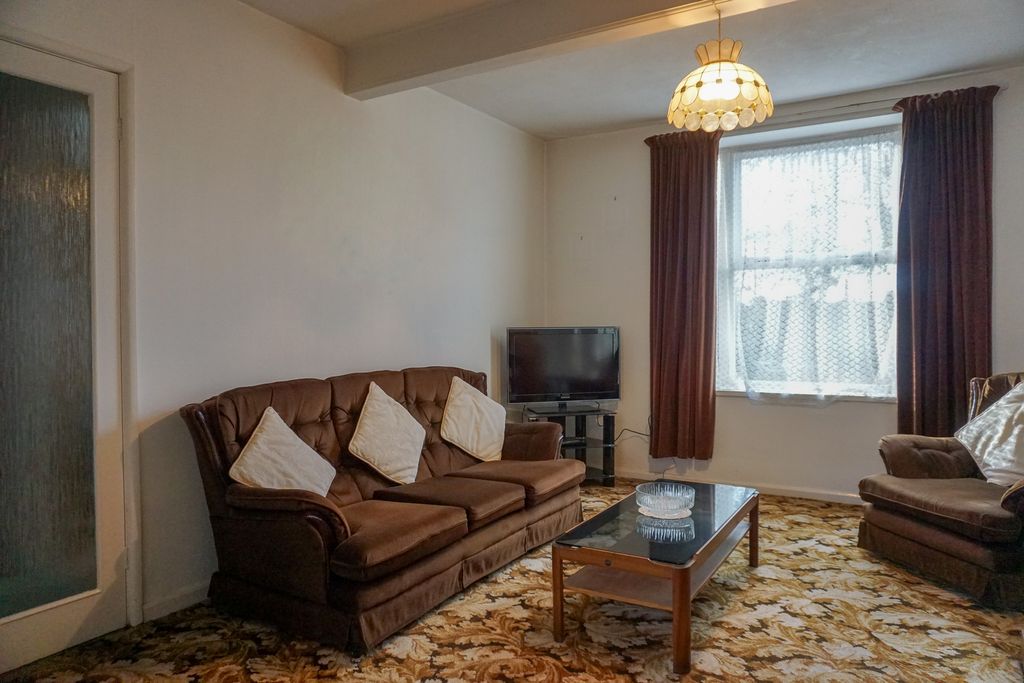 Property photo 2 of 19 Lounge