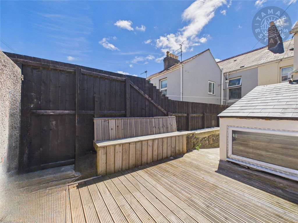 Property photo 2 of 11 Shared Courtyard