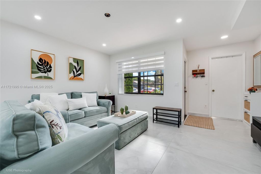 Property photo 3 of 16 <Alttext/>