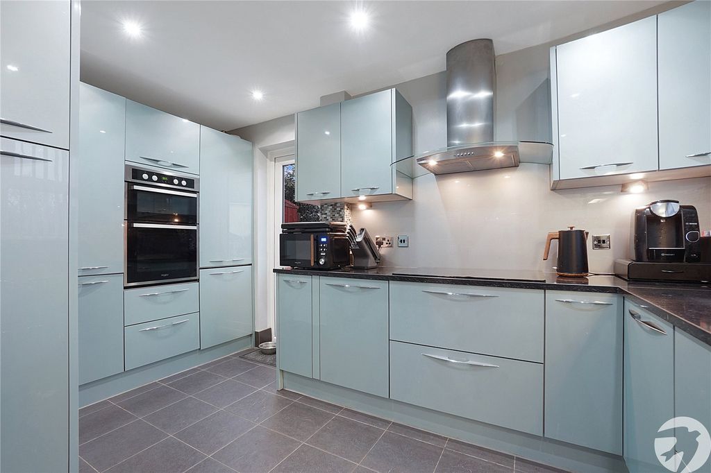 Property photo 3 of 31 Kitchen