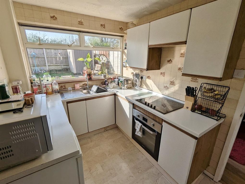 Property photo 3 of 17 Kitchen