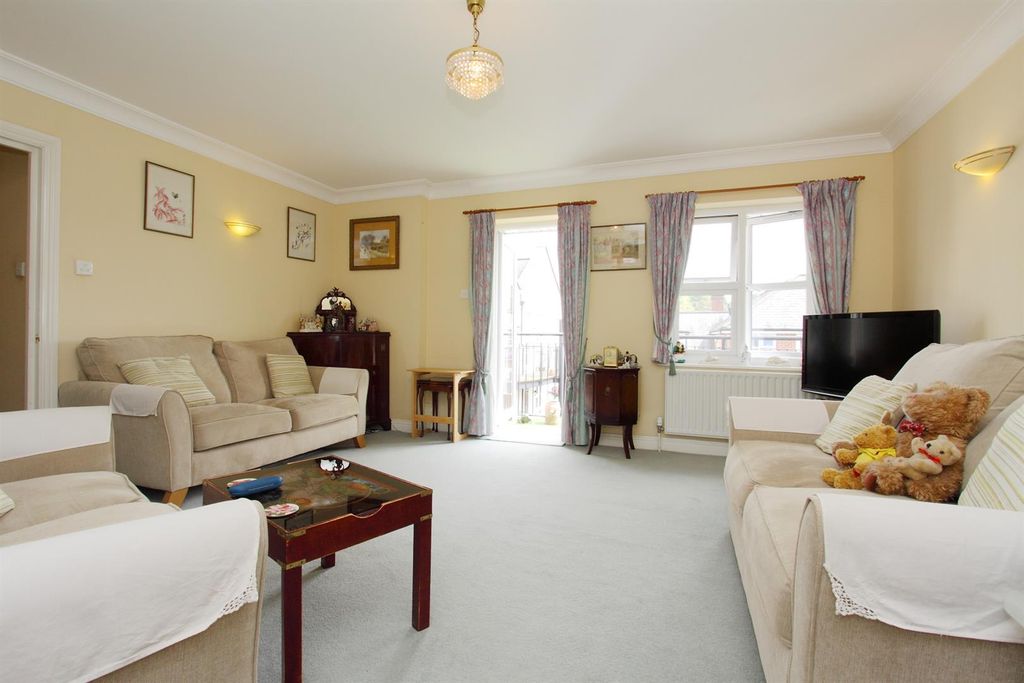 Property photo 3 of 10 22 St Edmunds Gate Ph17.Jpg