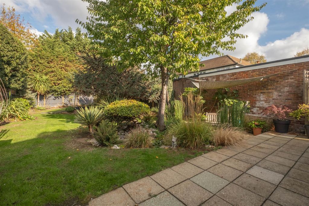 Property photo 3 of 24 25-Elm-Tree-Avenue-0005 Copy.Jpg