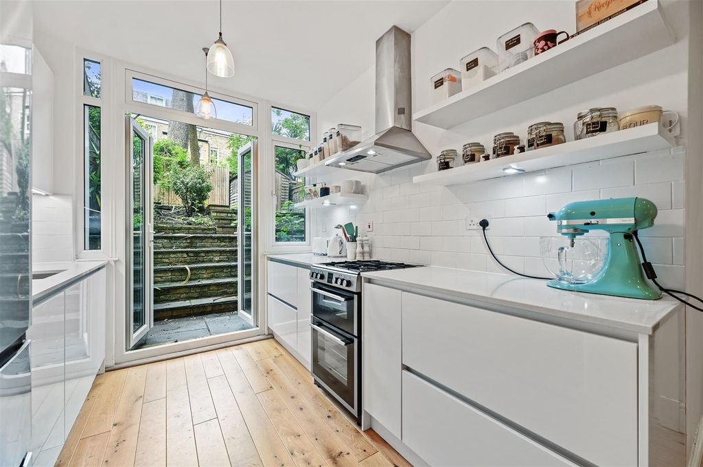 Property photo 3 of 8 Batoum Gardens