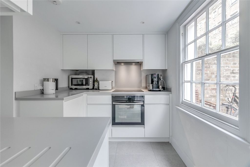 Property photo 3 of 18 Kitchen