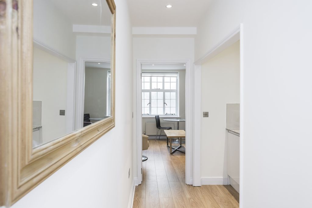 Property photo 2 of 9 Entrance Hall
