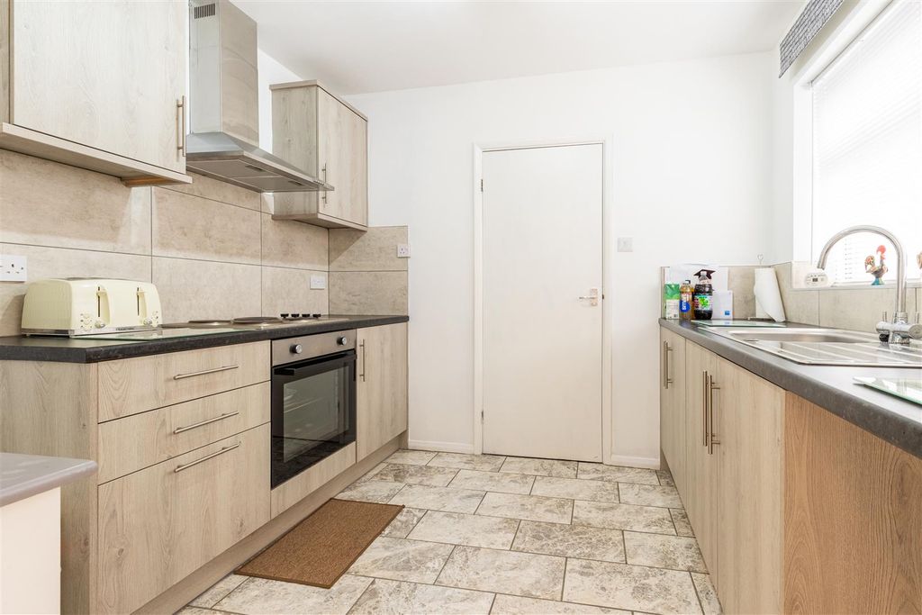 Property photo 3 of 11 Kitchen