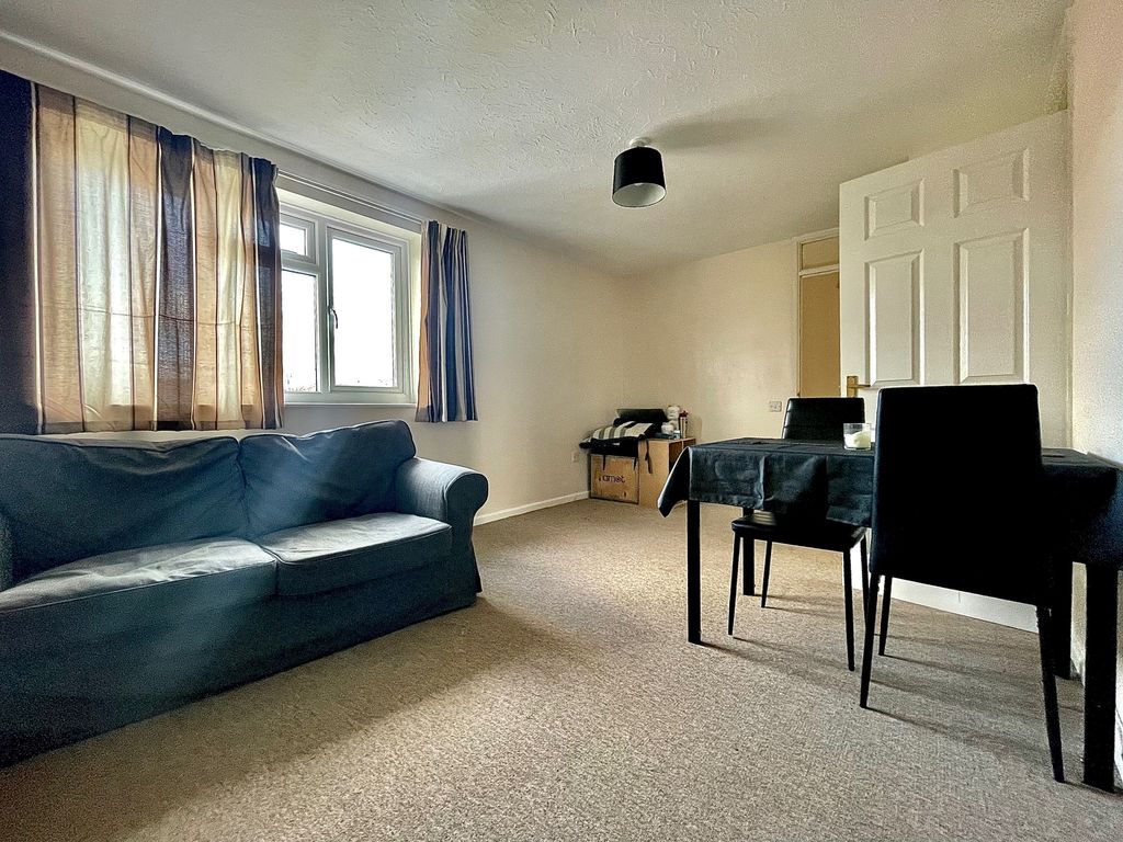 Property photo 3 of 7 Lounge