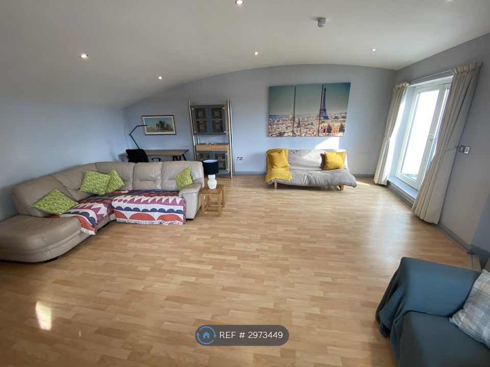 Property photo 3 of 18 Lounge