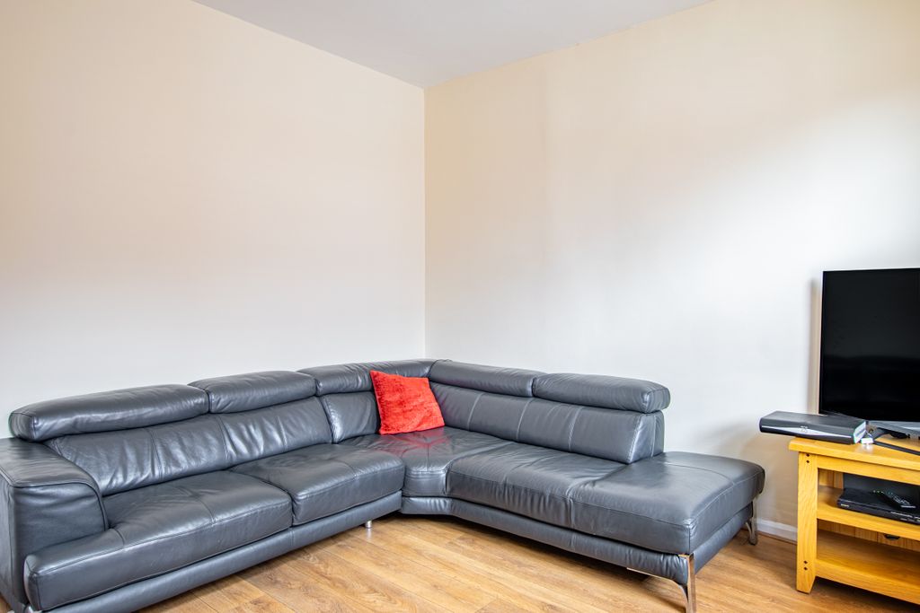 Property photo 3 of 15 Lounge2