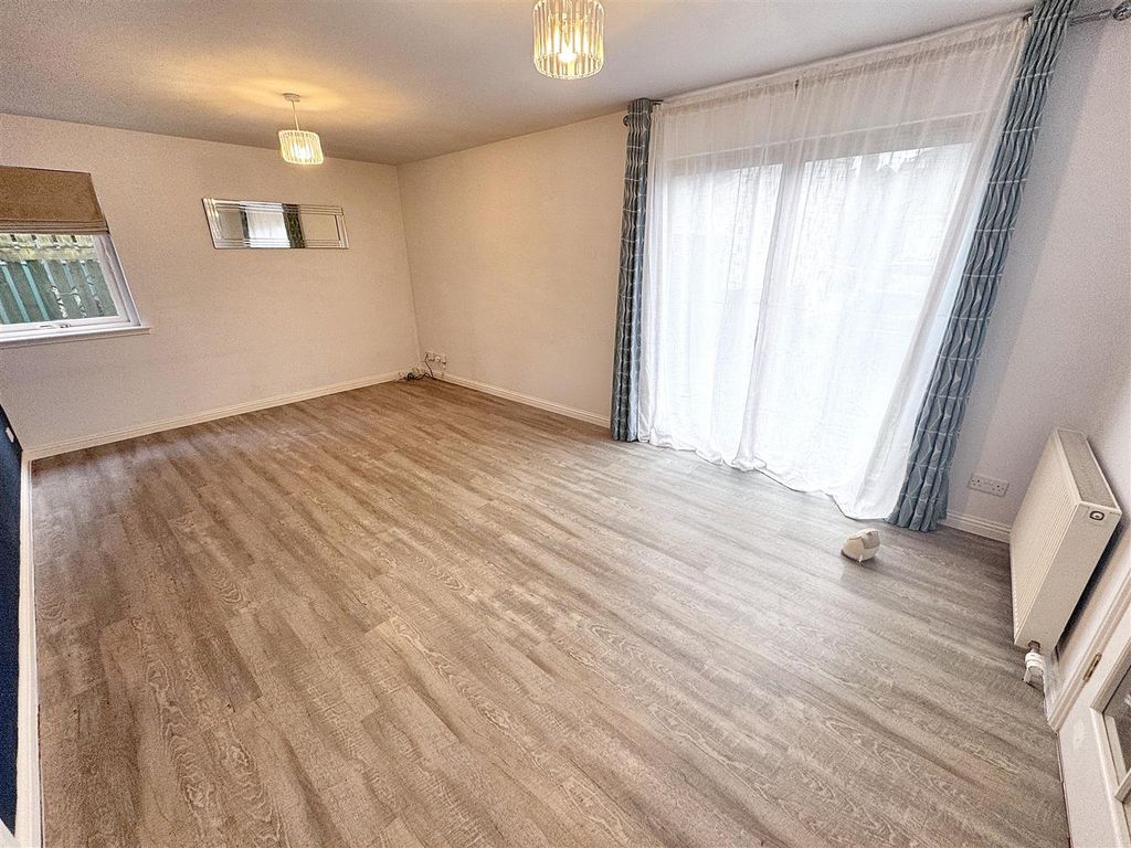 Property photo 3 of 22 Lounge