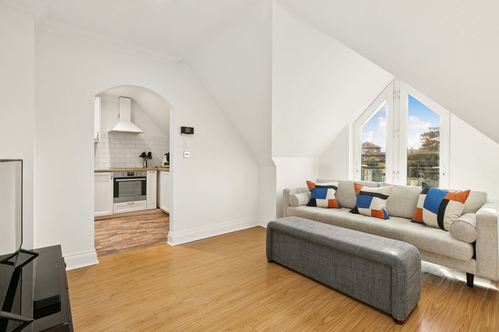 Property photo 3 of 20 Reception