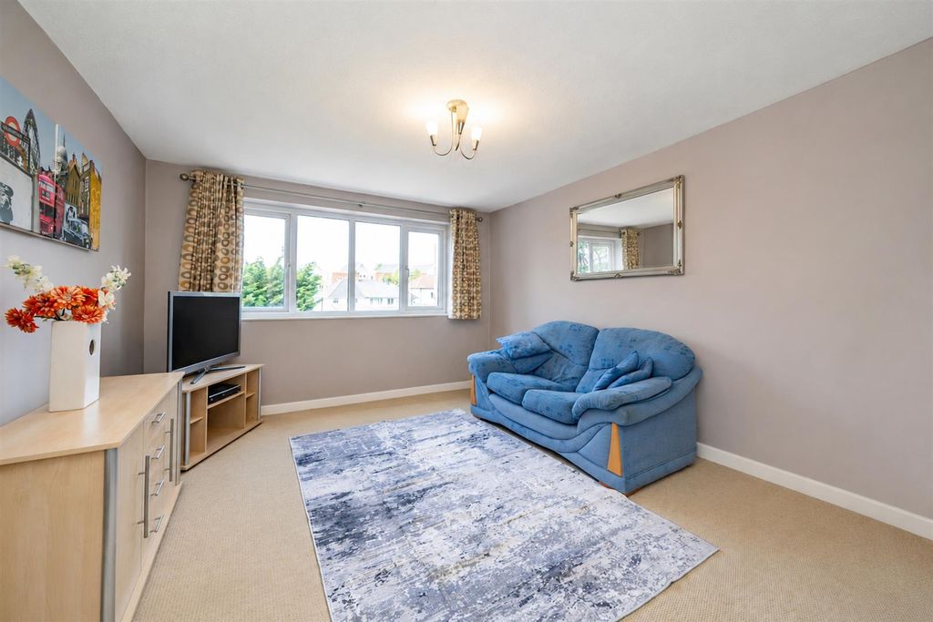 Property photo 2 of 14 17-Simmonds-Rise-20.Jpg