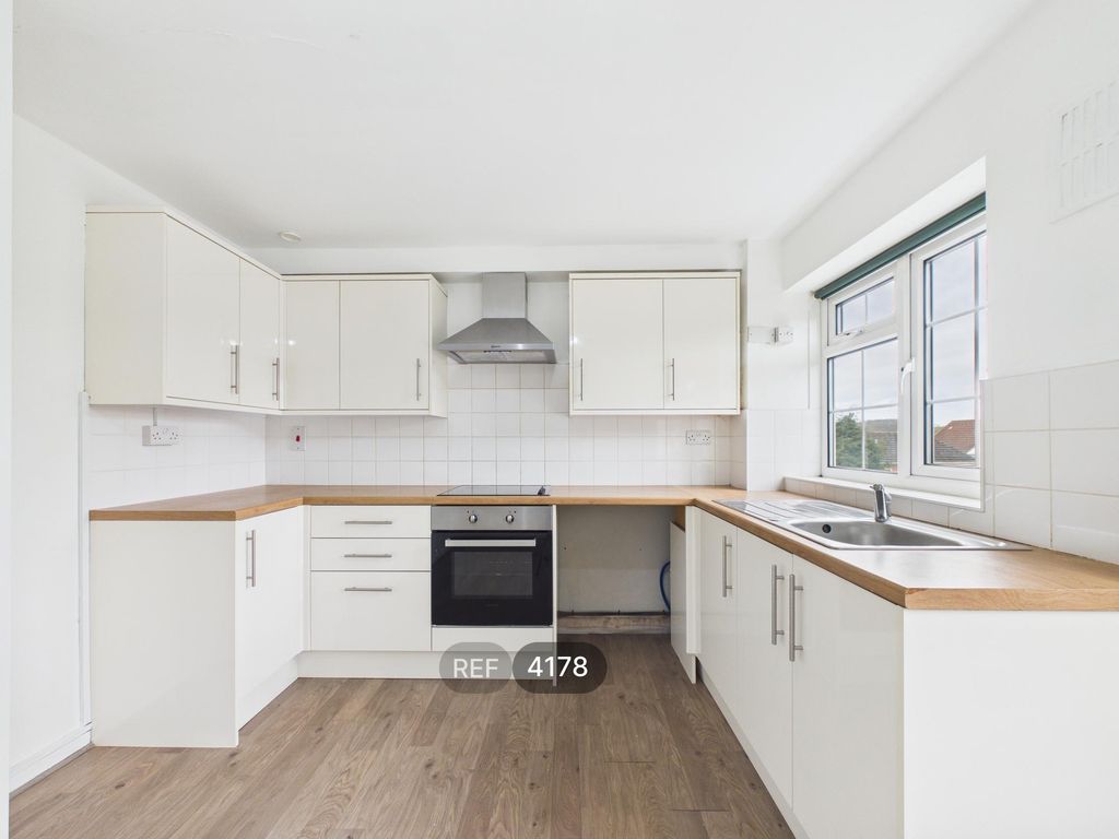 Property photo 3 of 12 Kitchen