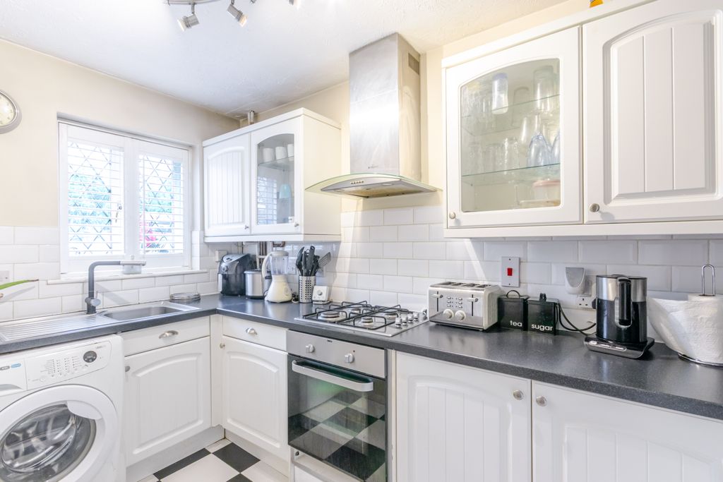 Property photo 2 of 18 Kitchen 1