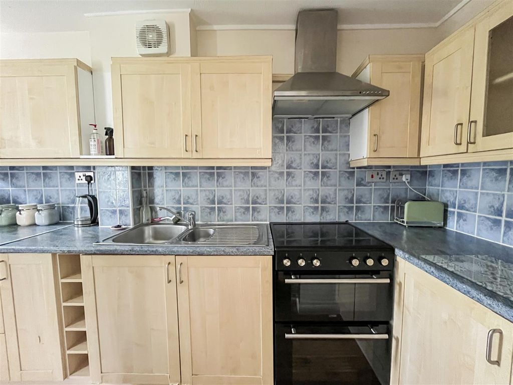 Property photo 3 of 21 Kitchen