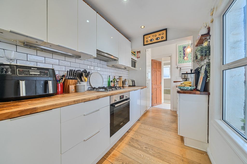 Property photo 3 of 23 Kitchen