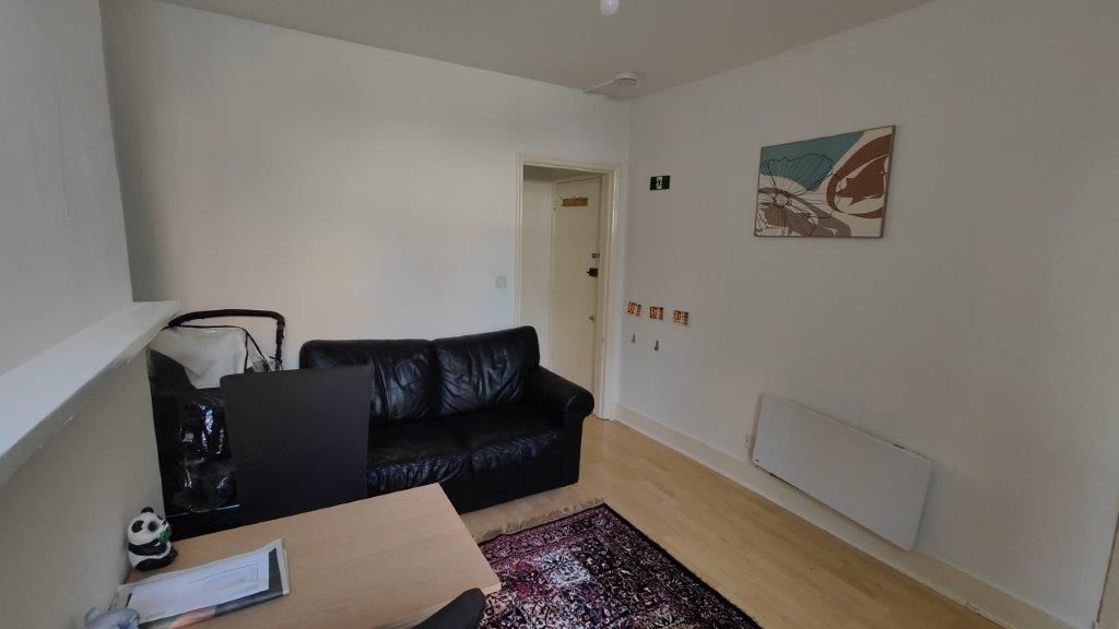 Property photo 3 of 12 Lounge