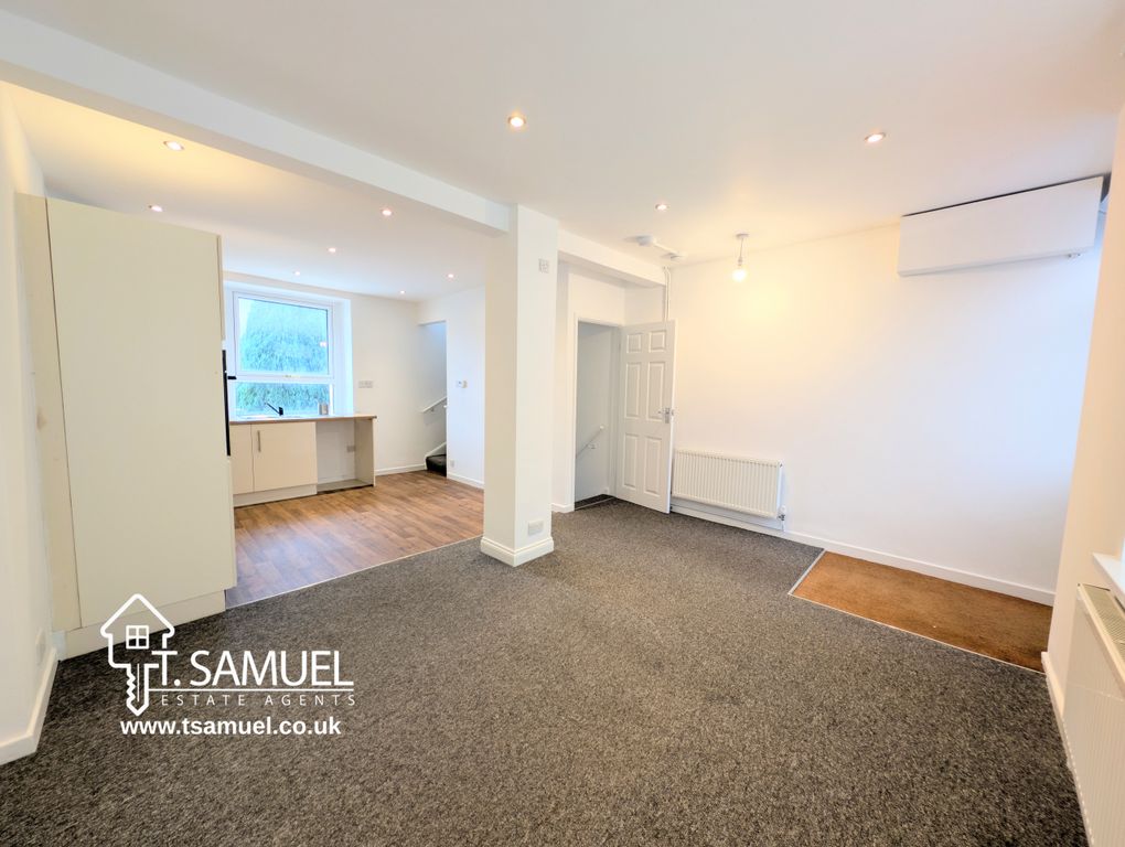 Property photo 3 of 19 Living Room