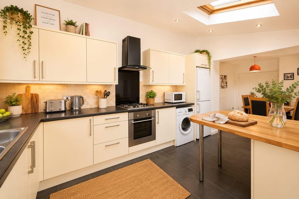 Property photo 2 of 18 Kitchen1.Jpg