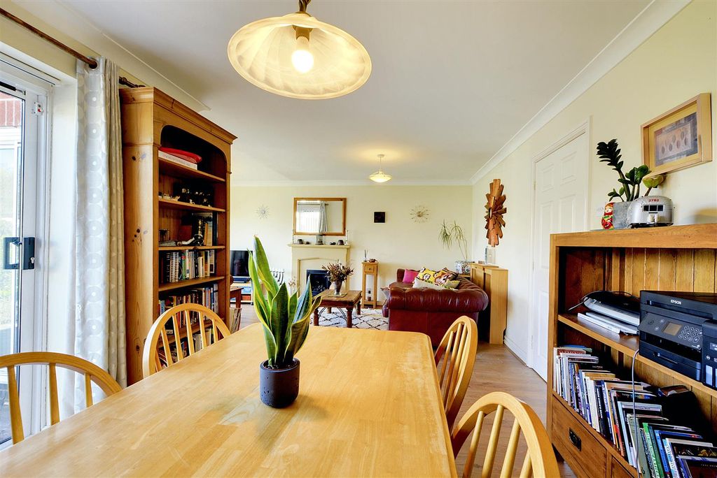 Property photo 3 of 27 Lounge/Diner