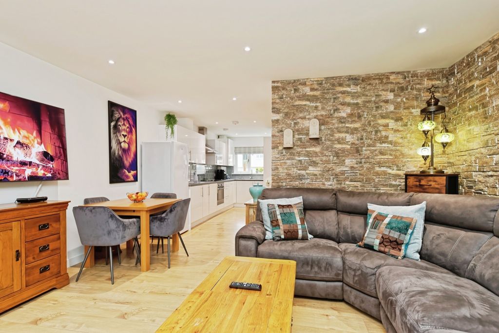 Property photo 2 of 17 Photo