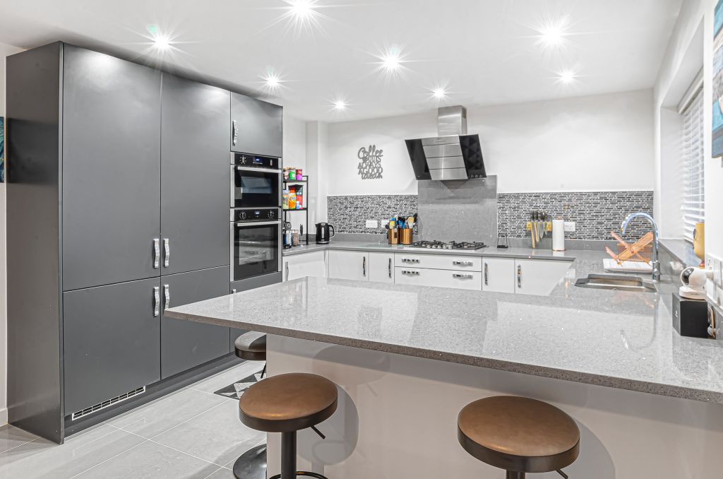 Property photo 3 of 24 Advert-198