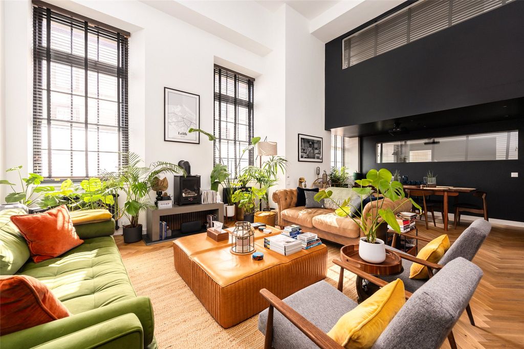 Property photo 1 of 20 Living Room