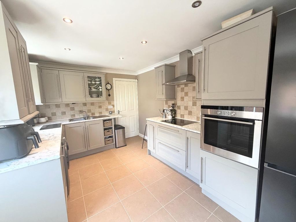 Property photo 3 of 20 Kitchen