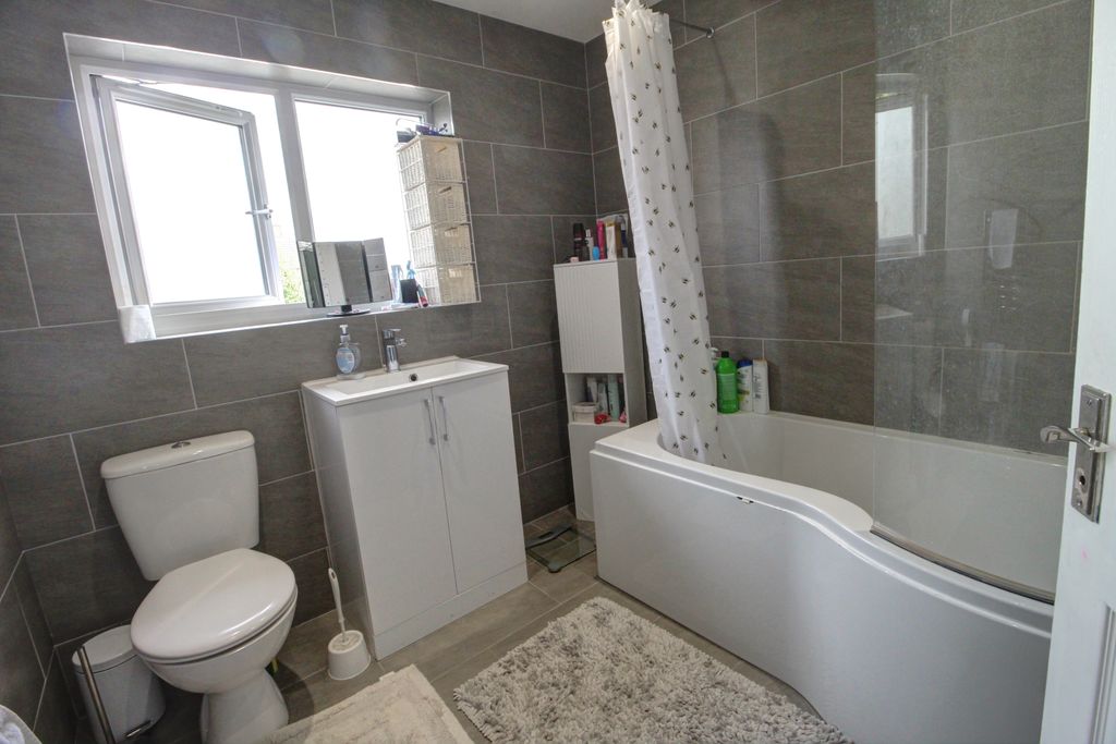 Property photo 3 of 16 Bathroom