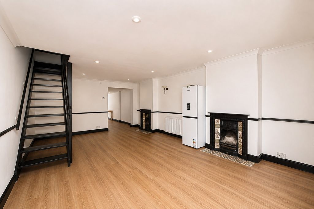 Property photo 3 of 16 3589853