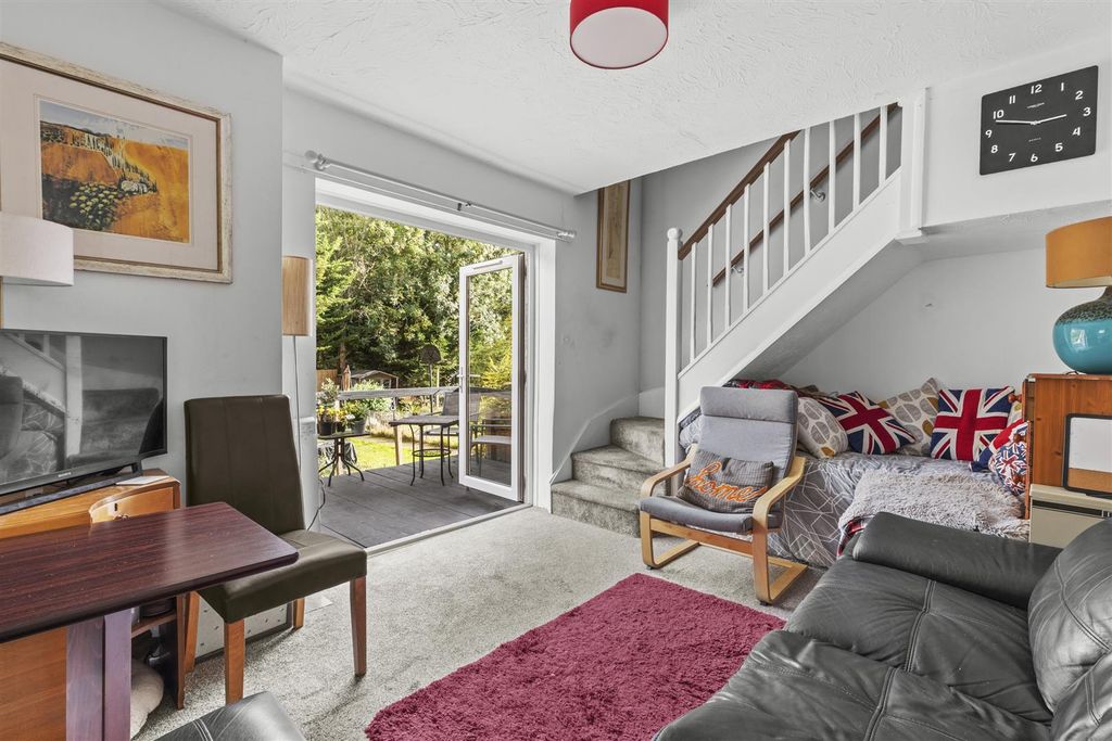 Property photo 2 of 11 47A Bookerhill Rd, Hp12 4Ey-9.Jpg